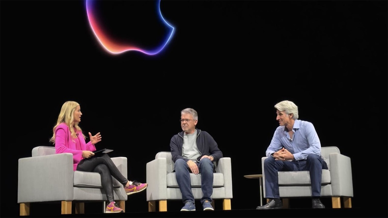 Apple Vice President Craig Federighi (right) explaining additional negotiations with Google at WWDC in June (Photo = Apple)
