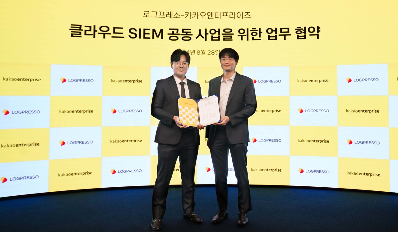  강석종 카카오엔터프라이즈 CPO(왼쪽)와 양봉열 로그프레소 대표가 MOU 체결 기념사진 촬영을 하고 있다. (사진=카카오엔터프라이즈)