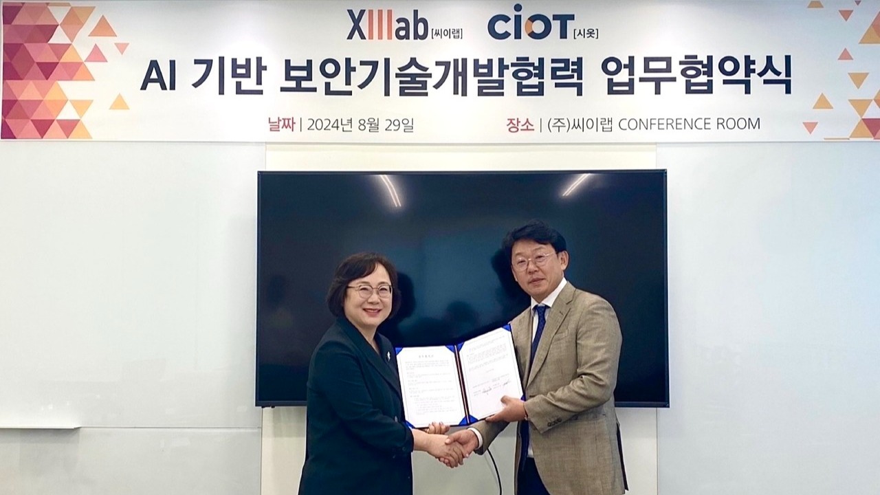 박현주 시옷 대표(왼쪽)와 이우영 씨이랩 대표가 업무협약식에서 기념 촬영을 하고 있다(사진=씨이랩)