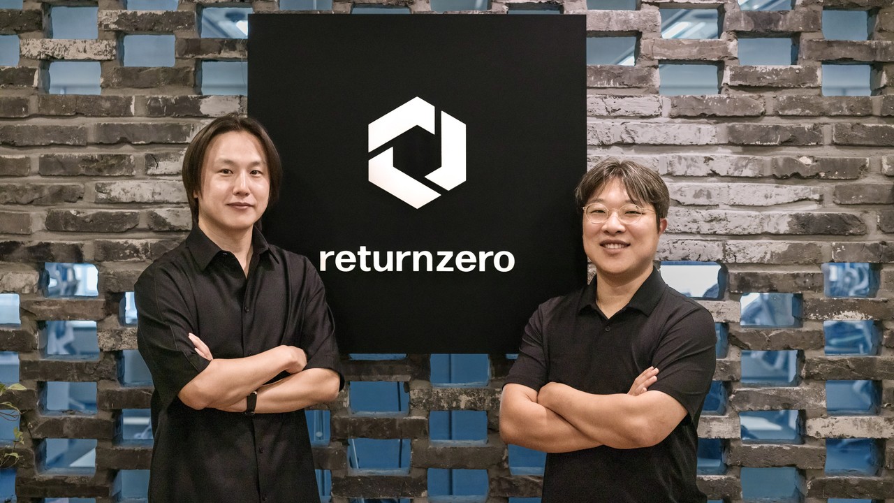 정주영 리턴제로 CTO(왼쪽)와 노정규 리서치 총괄이 서울 서초구 사무실에서 포즈를 취하고 있다. (사진=리턴제로)