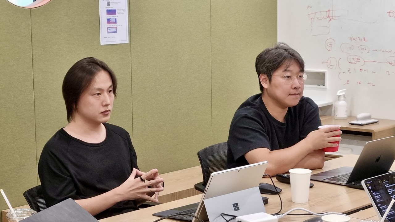ReturnZero CTO Chung Ju-young and Research Director Noh Jeong-gyu are explaining SLM. (Photo = ReturnZero)
