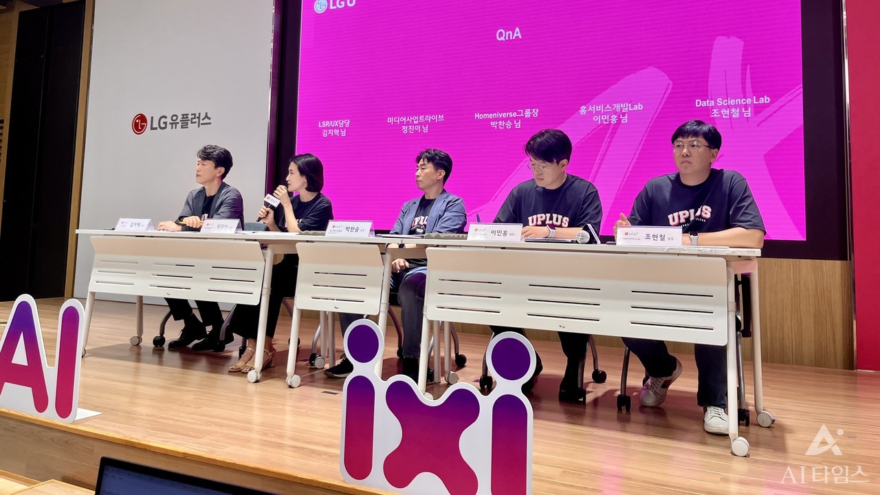 3일 LG유플러스 용산사옥에서 개최한 기자간담회에서 Q&A 세션을 진행하고 있는 모습. 왼쪽부터 김지혁 LSR/UX담당, 정진이 미디어사업트라이브장(담당), 박찬승 홈니버스그룹장(상무), 이민홍 홈서비스개발랩장(담당), 조현철 데이터사이언스랩장(담당).
