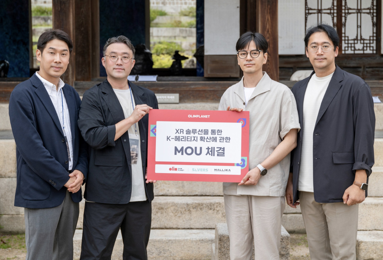 정우성 세이버스코리아 대표(왼쪽부터) 신동훈 말리카 대표, 신승호 올림플래닛 브랜드 총괄 상무, 김민우 플랫폼사업본부 본부장이 창덕궁 낙선재에서 기념촬영을 하고 있다. (사진=올림플래닛)