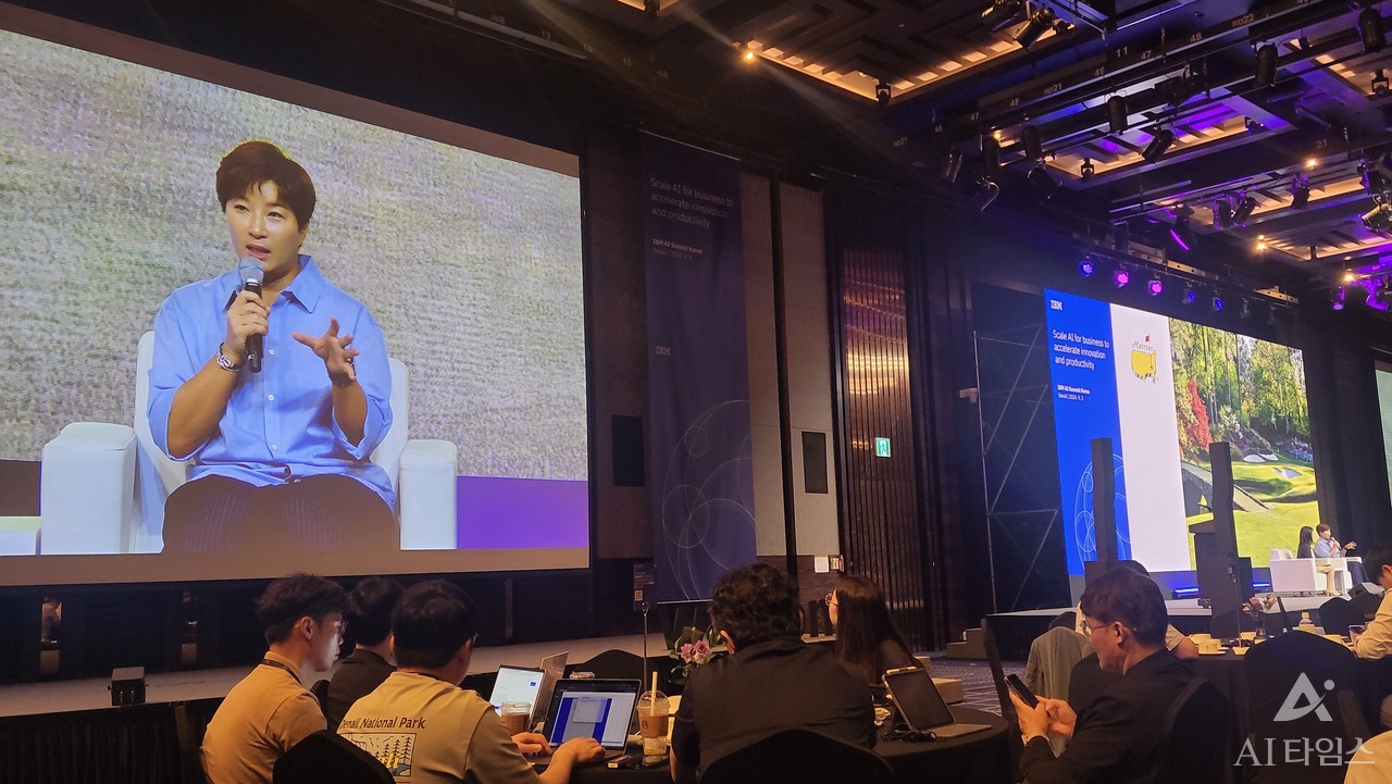 박세리 전 프로골퍼가 토론 세션을 진행하고 있다.