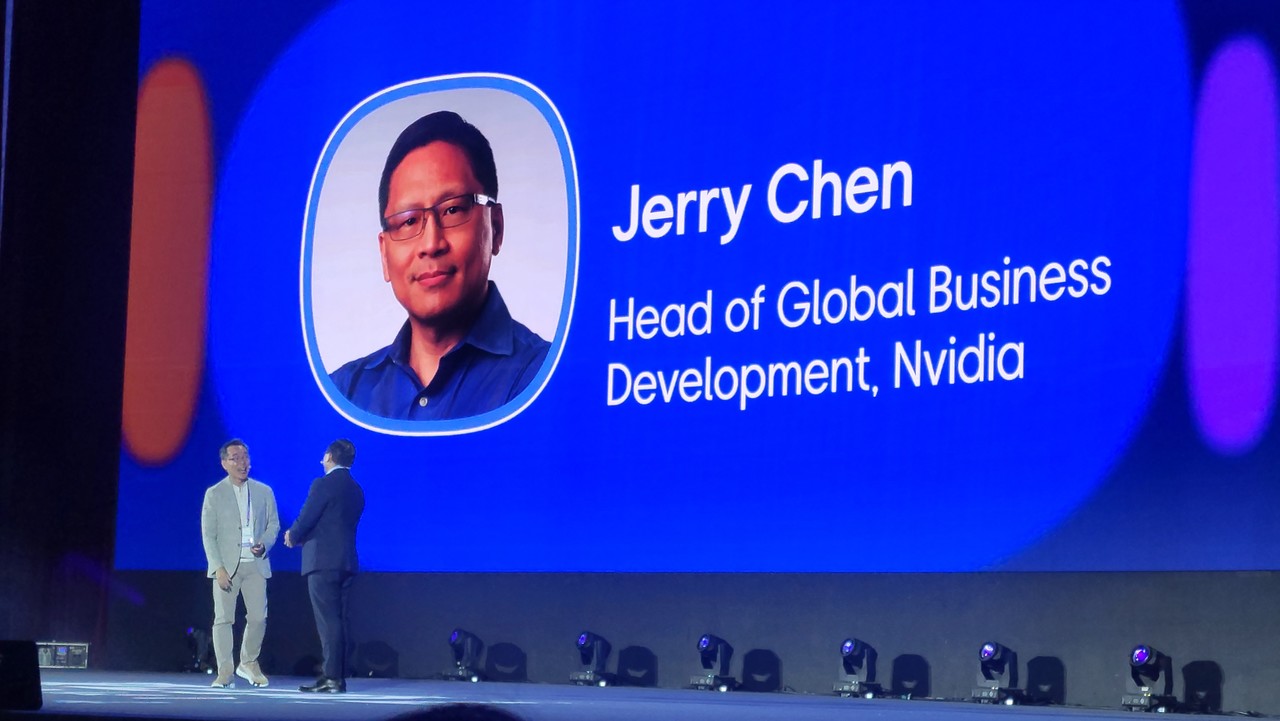 제리 첸 엔비디아 제조 및 산업 부문 글로벌 비즈니스 개발 총괄(오른쪽)과 황성우 삼성SDS 대표가 인사를 나누고 있다.