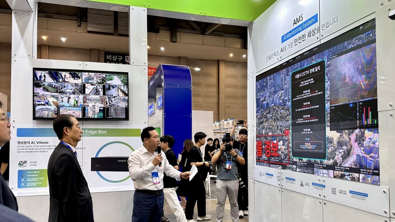 한덕수 국무총리(왼쪽)가 5일 부산벡스코에서 열린 2024 기후산업국제박람회 인텔리빅스 부스에 방문해 최은수 대표의 설명을 듣고 있다. (사진=인텔리빅스)