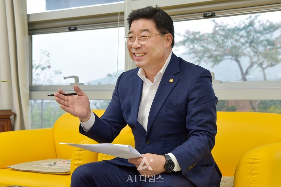 신민호 전남도의원이 영농형 태양광 연구로 농학박사 학위를 받았다. 현직 도의원이 정치나 행정학 명예박사가 아닌 '농학박사' 학위를 받은 사례는 극히 이례적인 일로 꼽힌다. (사진=양준석 기자)