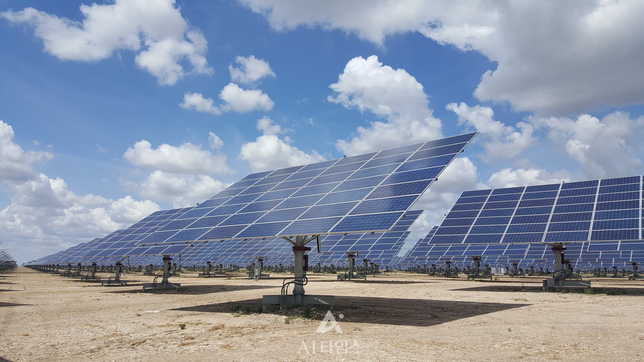 (파루) 추적식 태양광 양축 트랙커 시스템 (AI타임스 DB)