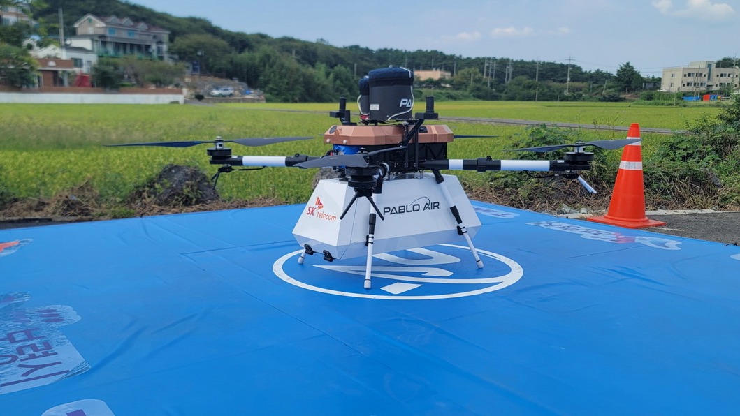파블로항공 드론이 수리된 핸드폰을 신속하게 배송하기 위해 이륙을 준비하고 있는 모습(사진=파블로항공)
