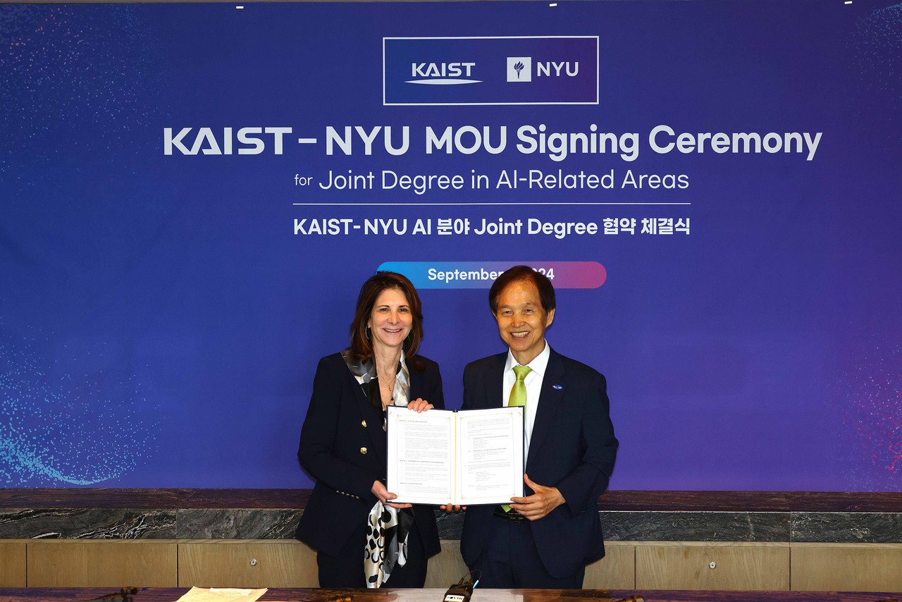 이광형 KAIST 총장(오른쪽), 린다 밀스 NYU 총장이 9일 서울 포시즌스 호텔에서 열린 AI 분야 공동학위제 도입을 위한 업무협약식에서 기념사진을 찍고 있다. (사진=KAIST)