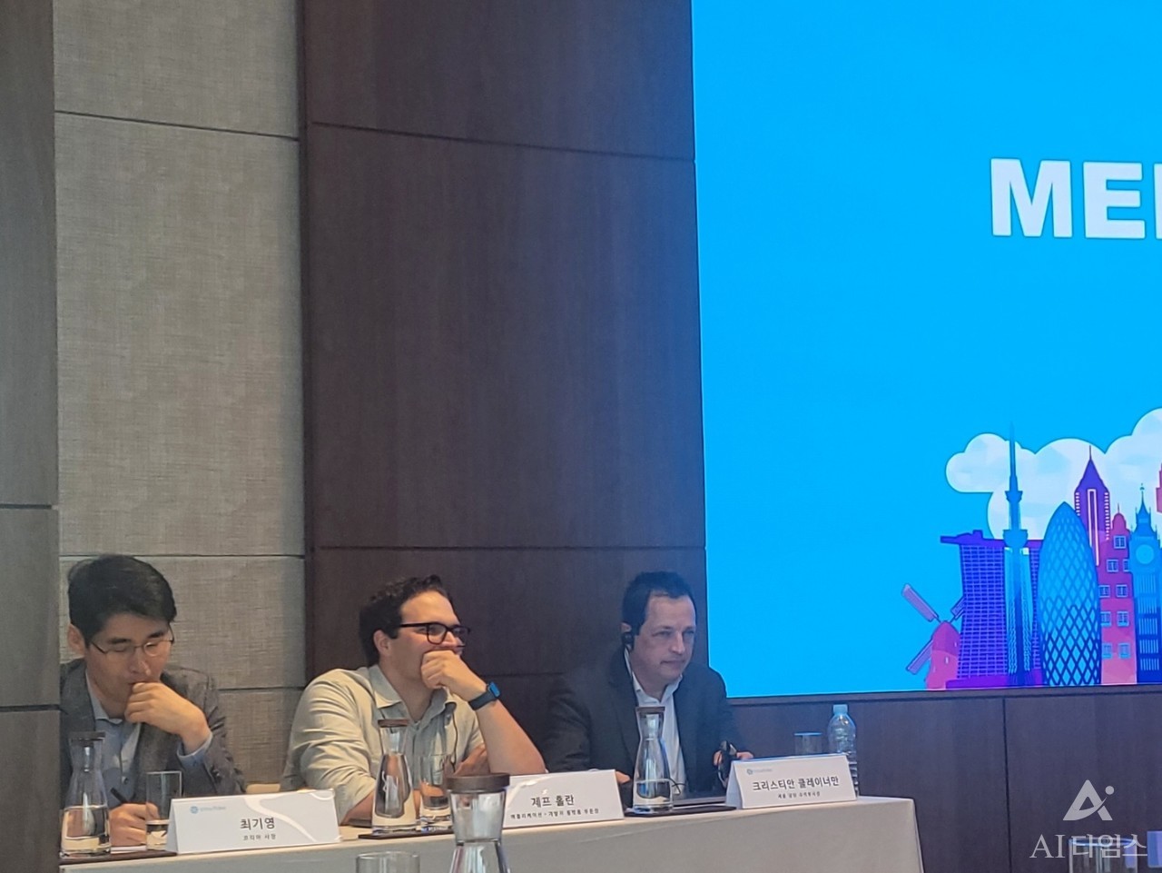 최기영 스노우플레이크 한국 지사장(왼쪽부터), 제프 홀란 스노우플레이크 애플리케이션 개발자 플랫폼 총괄, 크리스티안 클레이너만 제품 담당 수석 부사장이 기자간담회에서 질의응답 진행하고 있다.