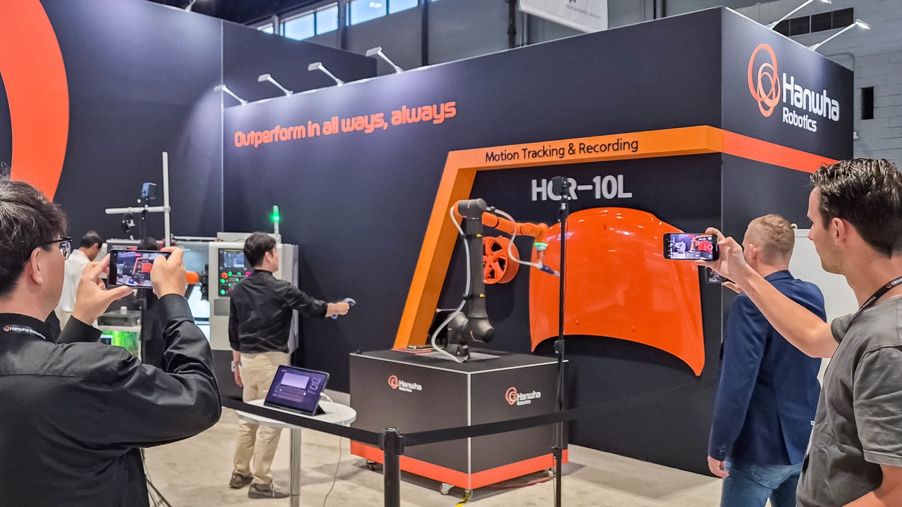 HCR-10L 협동 로봇이 사람의 차량 본넷, 휠 파우더 코팅 동작을 학습하고 있는 모습 (사진=한화로보틱스)