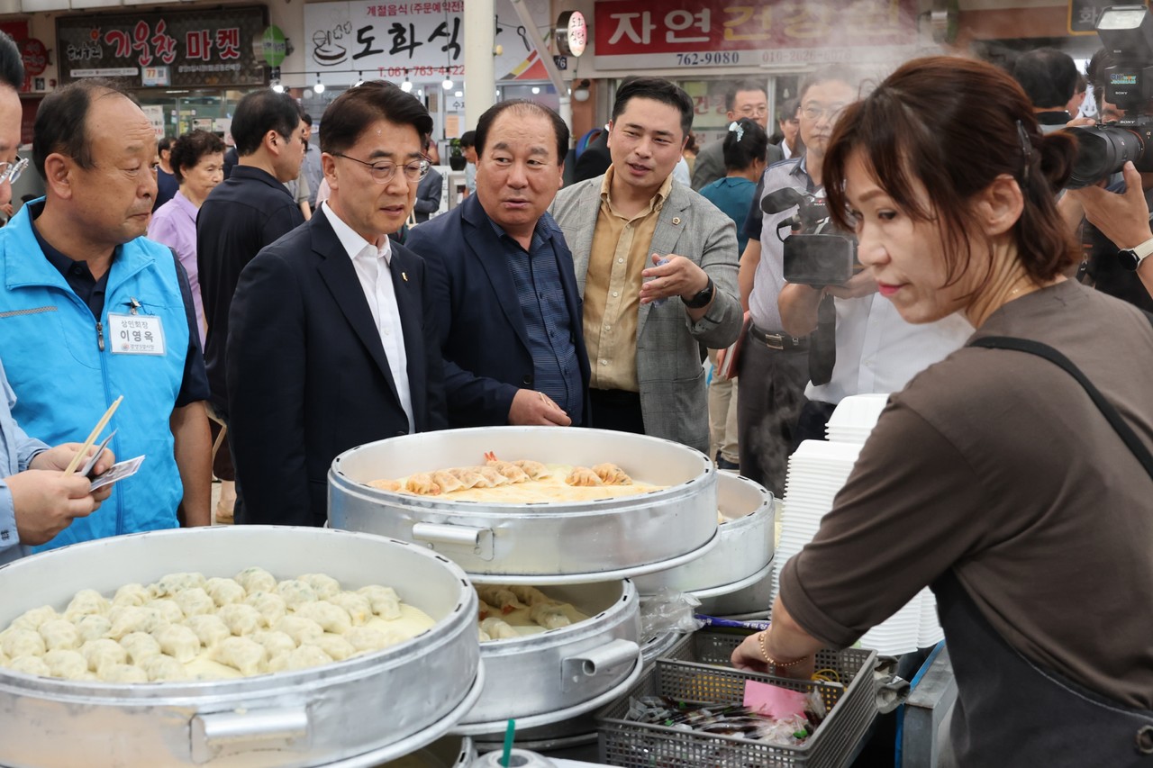 김태균 전남도의장이 추석명절을 맞아 전통시장을 방문 상인들을 격려했다. (사진=전남도의회)