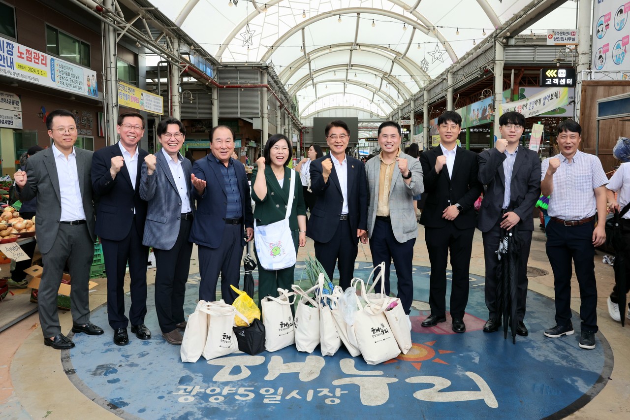 김태균 전남도의장이 추석명절을 맞아 전통시장을 방문하여 상인들을 격려했다. (사진=전남도의회)