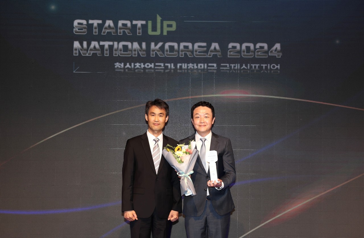 2024 대한민국 혁신창업상' 과기부장관상을 수상한  김진영 메티스엑스 대표(오른쪽)와 최윤억 과기부 연구성과혁신정책과장 (사진=KAIST)