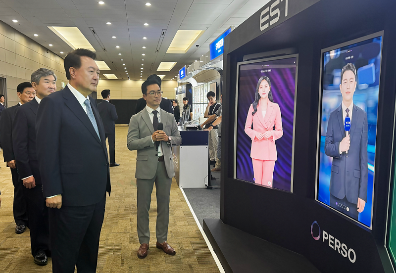 윤석열 대통령이 11일 사이버 서밋 코리아에 이스트소프트와 이스트시큐리티 공동 부스에 방문했다. (사진=이스트소프트)