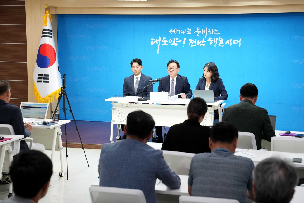 전남국립의대 신철 추진 용역사 관계자가 12일 도청 브리핑룸에서 기자간됨회를 하고 있다.