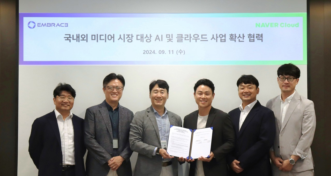 김승진 네이버클라우드 리더(왼쪽부터), 이화영 리더, 이수용 이사, 박성채 엠브레이스 대표, 강호찬 대표, 최종원 CTO가 기념사진 촬영을 하고 있다. (사진=네이버클라우드)