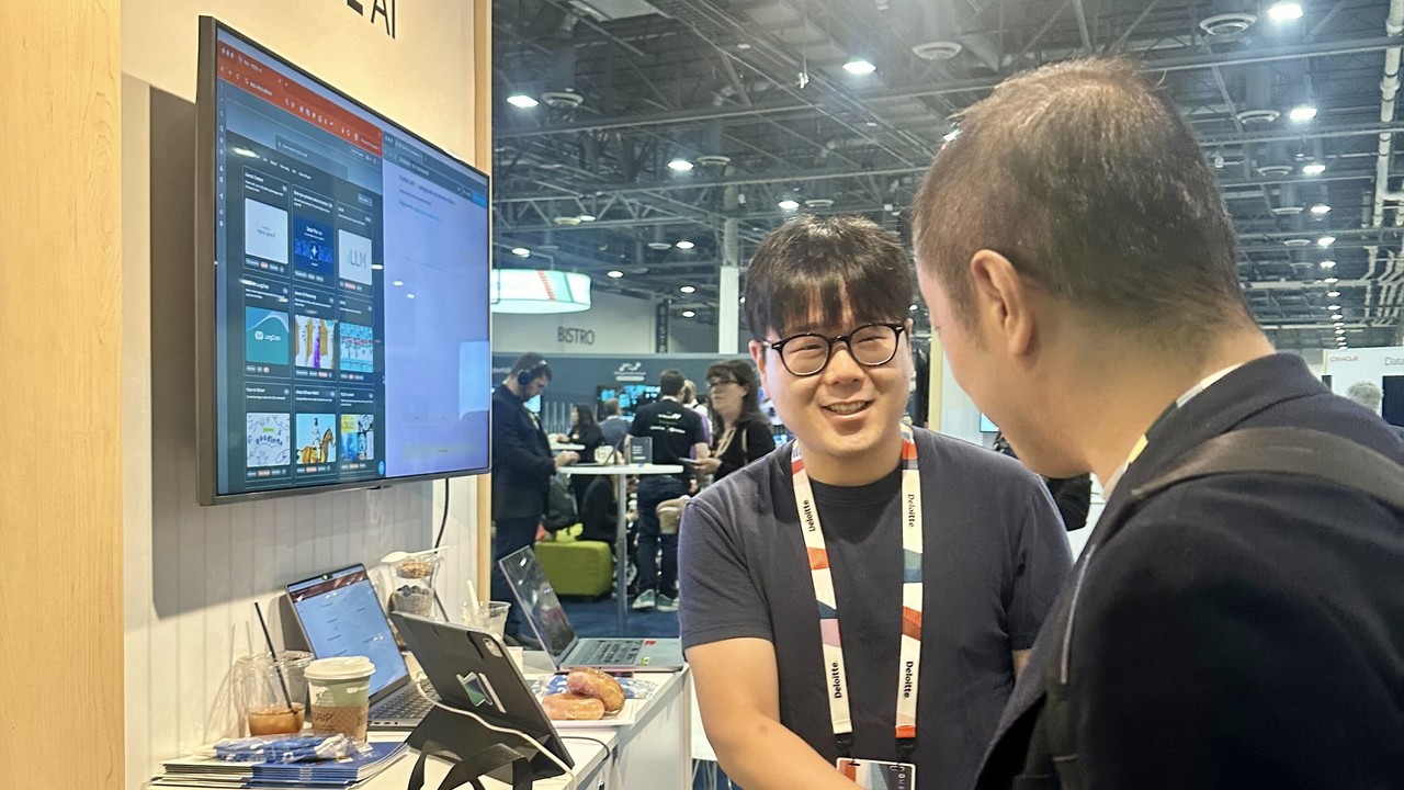 안재만 베슬에이아이 대표가 ‘OCW 2024’에 참석해 현지 관계자와 파트너십을 논의하고 있다. (사진=베슬에이아이)