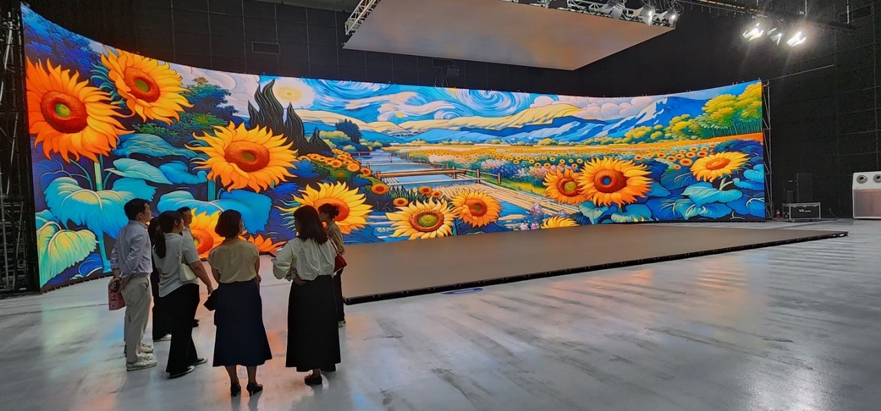 우키요에 풍으로 재탄생, 확장현실(XR) 환경에 재구현한 고흐의 해바라기 (사진=글로벌문화콘텐츠학회)