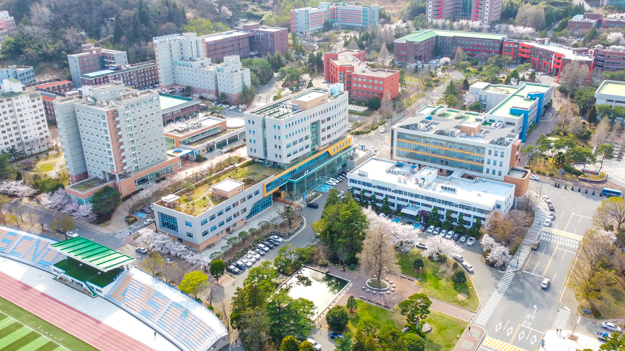 순천대학교 전경-항공 (사진=AI타임스 DB). 지난해 전남지역 글로컬대학으로 선정된 순천대학교와 올해 선정된 목포대학교는 수시모집 경쟁률이 올라간 것으로 나타낫다.
