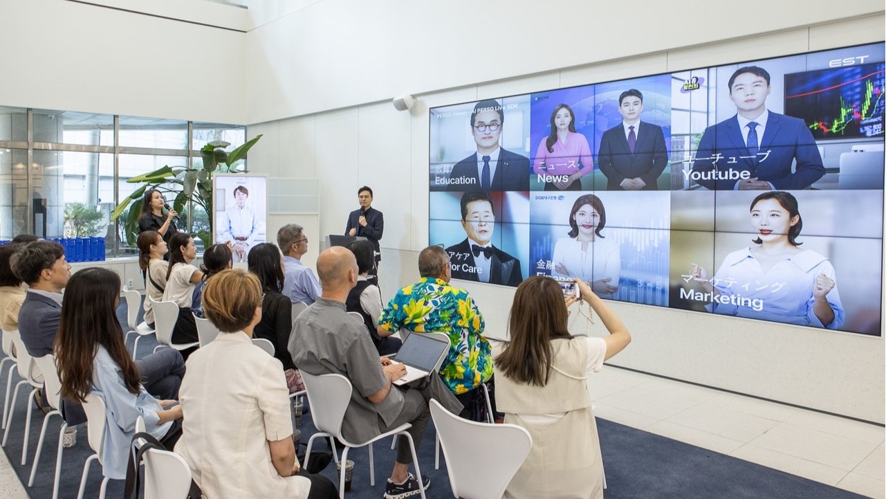변계풍 이스트소프트  상무가 일본어로 제작한 AI 휴먼 콘텐츠를 시연하고 있다.(사진=이스트소프트)