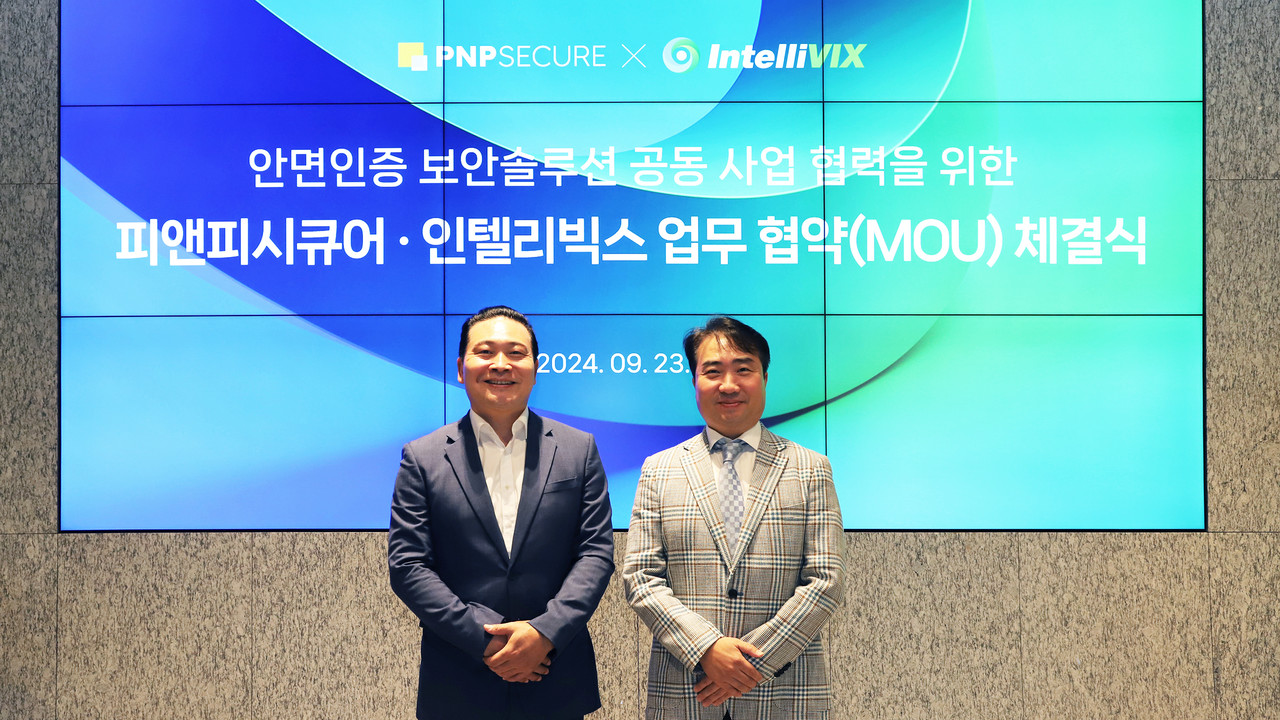 최은수 인텔리빅스 대표(왼쪽)와 박천오 피앤피시큐어 대표가 MOU 체결 후 기념사진을 촬영하고 있다 (사진=인텔리빅스)