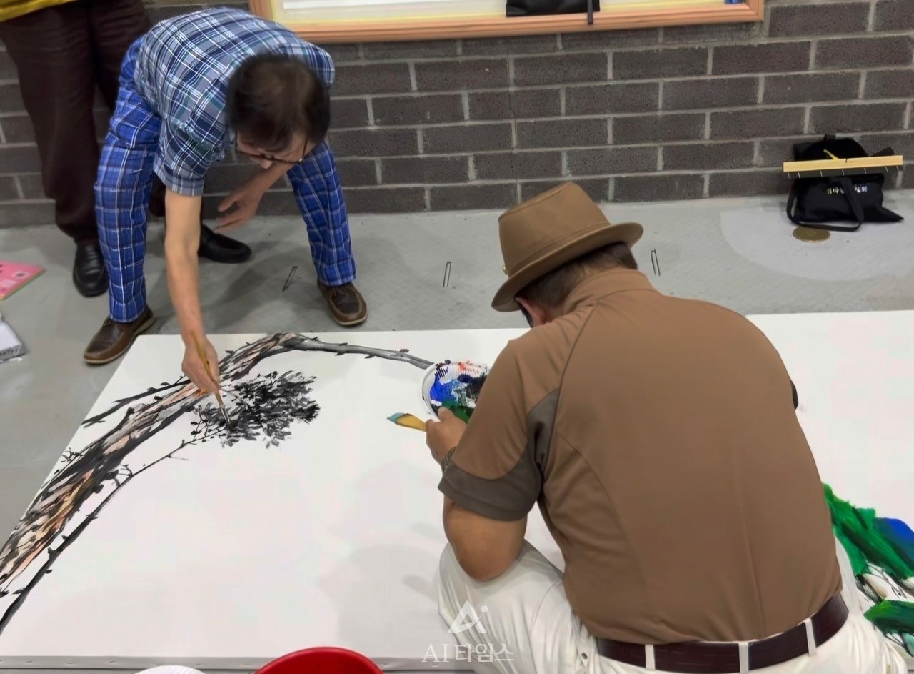 전남미술제 현장 퍼포먼스. 월당 백동칠 화백 등 작가들이 현장에서 직접 작품을 제작하고 있다. (사진=양준석 기자)