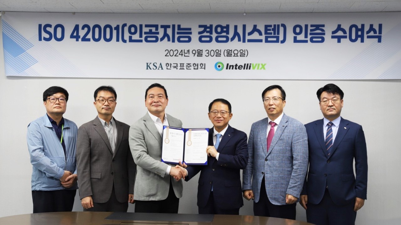 최은수 인텔리빅스 대표(왼쪽에서 세번째)와 강명수 한국표준협회 회장(왼쪽에서 네번째)가 30일 한국표준협회 본사에서 진행된 ISO/IEC 42001(인공지능 경영시스템)인증 수여식에서 기념사진을 촬영했다. (사진=인텔리빅스)