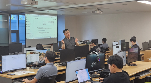 강우현 브레인웍스 대표가 생성AI 활용 방안에 대해 강연을 진행하고 있다. (사진=브레인웍스)