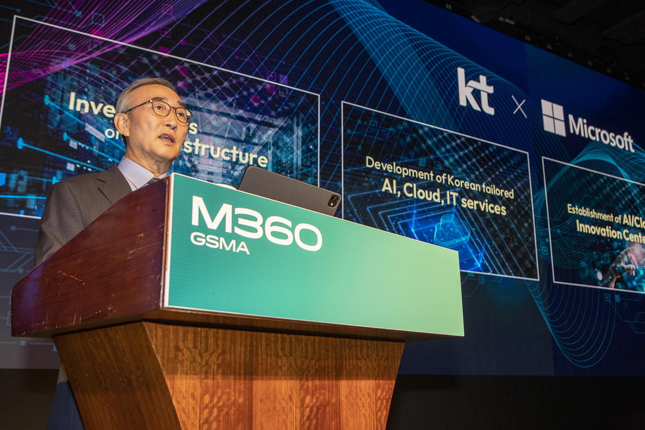 김영섭  KT 대표가 'M360 APAC'에서 기조연설을 진행하고 있다. (사진=KT)