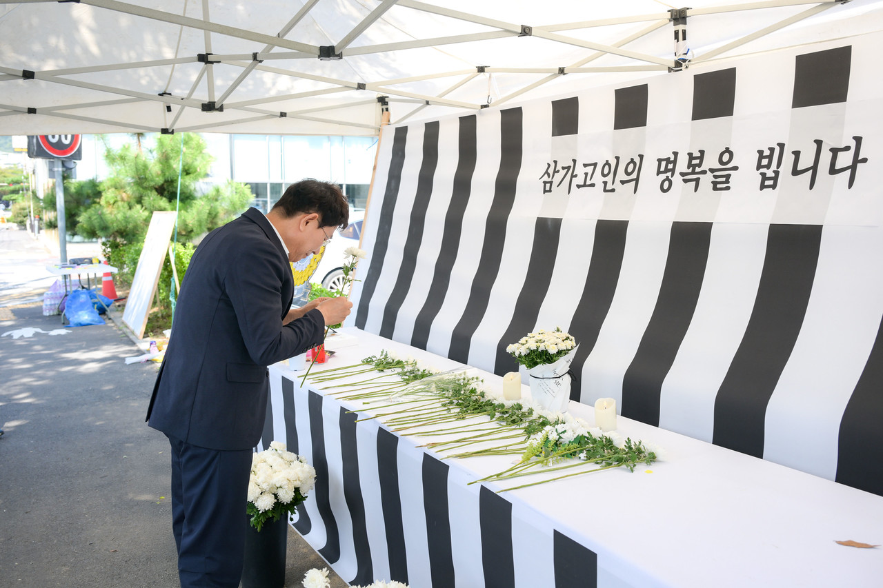 노관규 순천시장이 희생자 분향소를 방문해 조문을 하고 있다. (사진=순천시)