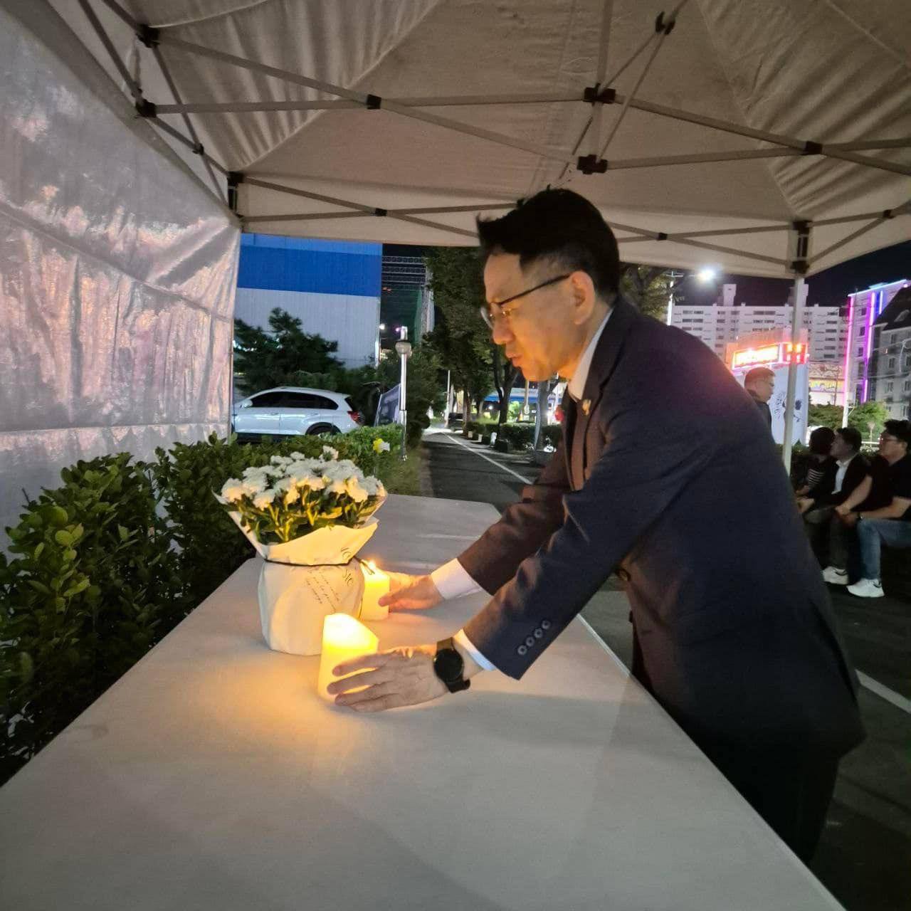 김문수 국회의원(민주당.순천갑)이 희생자 분향소에서 조문을 하고 있다. (사진=김문수 의원)
