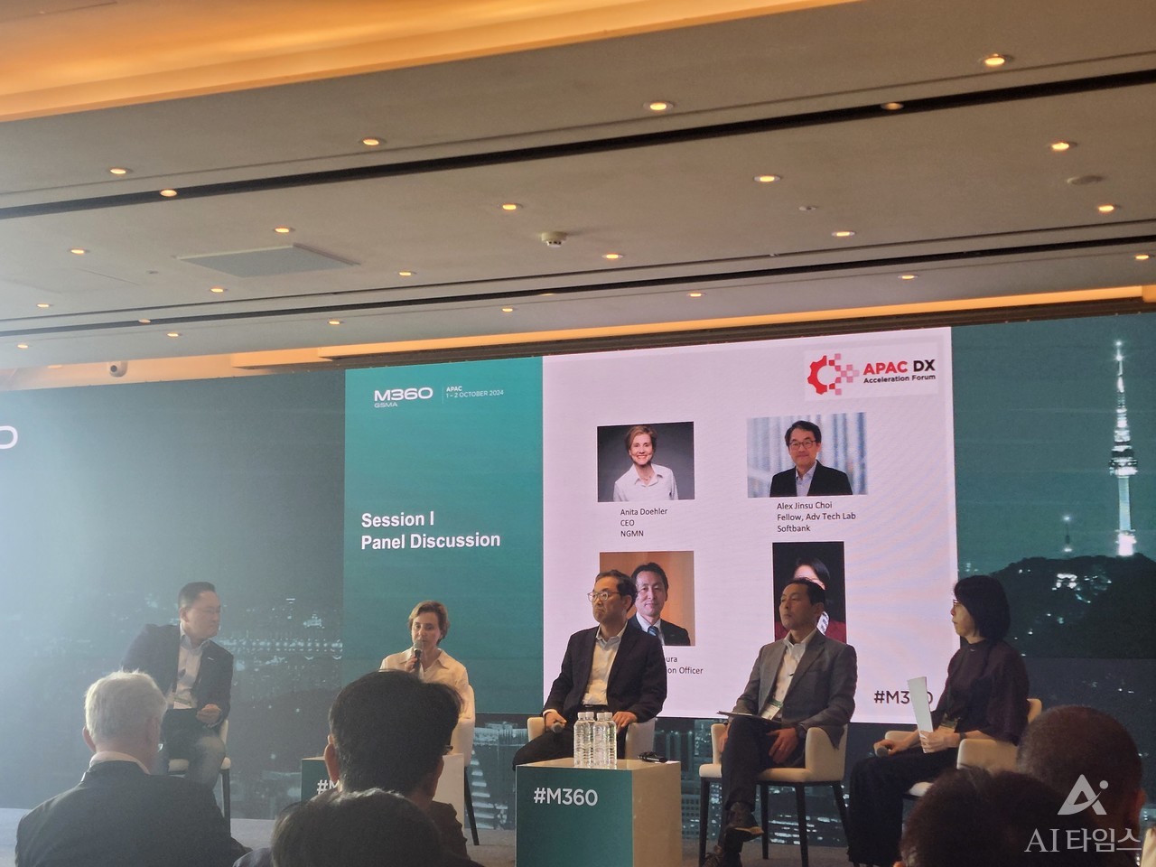 존 데이비드 킴 GSMA DXAF & NEA 책임자(왼쪽부터)와 아니타 돌러 NGMN 얼라이언스 최고경영자, 최진성 소프트뱅크 첨단기술연구소 수석 펠로우, 나카무라 타케히로 NTT 도코모 CSO, 제니퍼 M.S. 박 SKT 인프라 AI/DT 부문장이 패널 토크를 진행하고 있다.