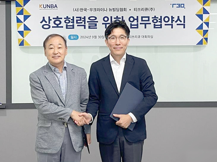 박병훈 티쓰리큐 대표(오른쪽)가 MOU 체결 기념사진 촬영을 하고 있다. (사진=티쓰리큐)