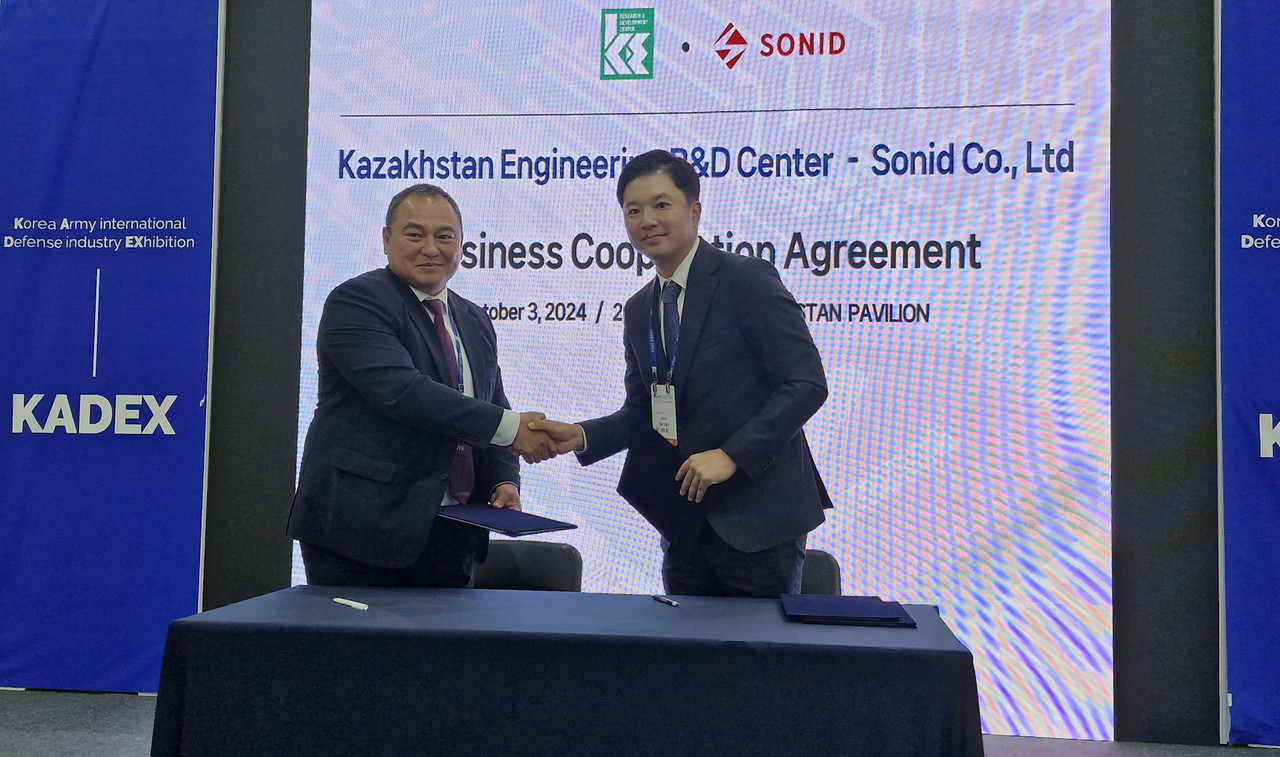  오중건 소니드 대표(오른쪽)과 가니 바이세이토프 카자흐스탄 엔지니어링 R&D 센터 대표가 업무협약 체결 후 기념촬영을 하고 있다. (사진=소니드)