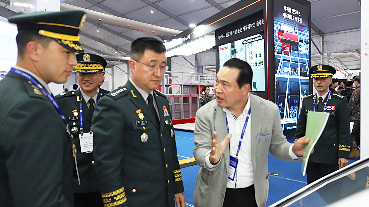 박안수 육군참모총장이 2일 KADEX2024에서 최은수 인텔리빅스 대표에게 국방 AMS에 대한 설명을 듣고 있다. (사진=인텔리빅스)