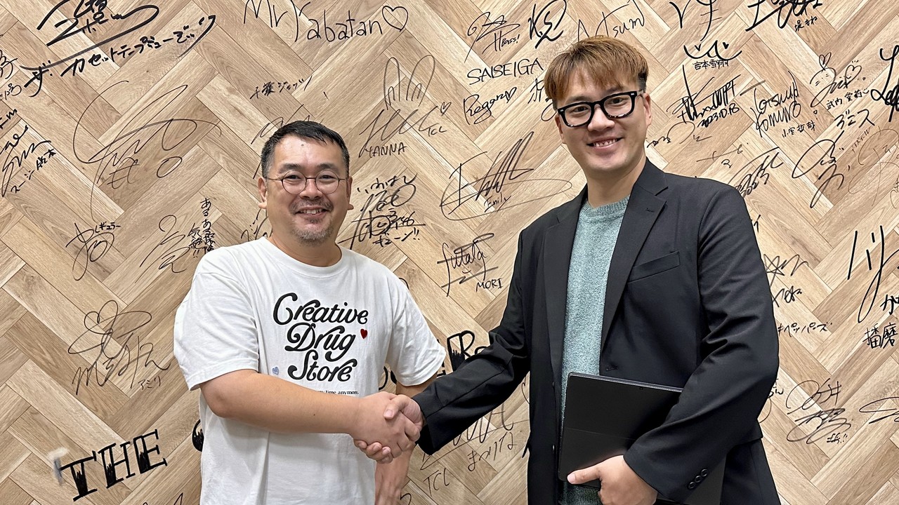 정재훈 파프리카 주식회사 대표(오른쪽)와 아츠시 카츠모토 리얼라이즈 이노베이션즈 이사가 업무협약식에서 기념사진을 촬영하고 있다. (사진=파프리카 주식회사)