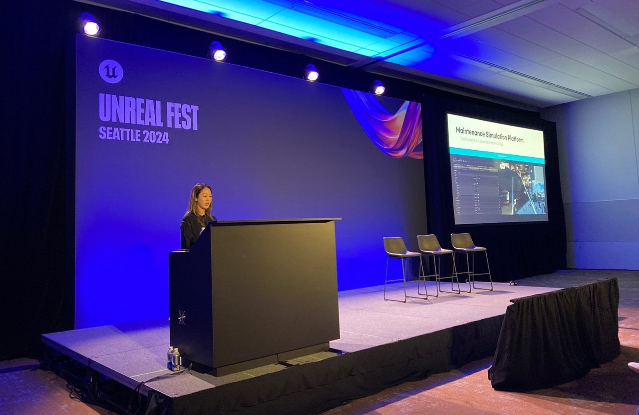 김수정 비브스튜디오스 기술운영본부 대리가 2일(한국시간) 미국 시애틀에서 열린 ‘언리얼 페스트 2024’에 차세대 정비 시뮬레이션 플랫폼 개발에 대해 발표를 하고 있다. (사진=비브스튜디오스)