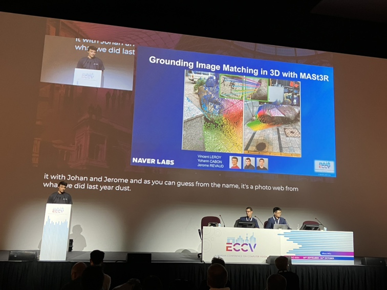 네이버랩스 연구원들이 지난달 28일부터 이탈리아 밀라노에서 진행된 ECCV 2024에서 '마스터' 에 대해 발표하고 있다. (사진=네이버랩스)