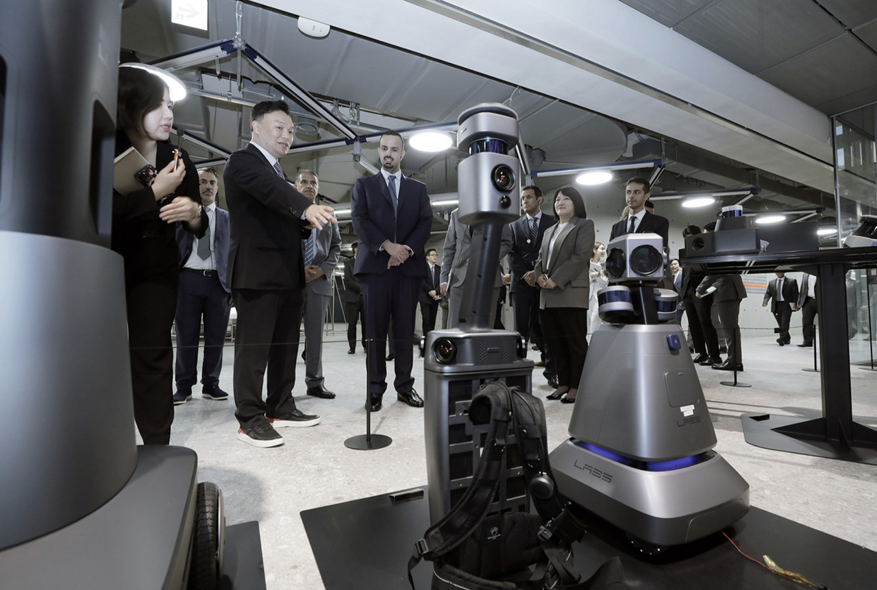 파이살 빈 아야프 리야드 시장 일행이 네이버랩스의 로봇들을 살펴보고 있다. (사진=네이버)