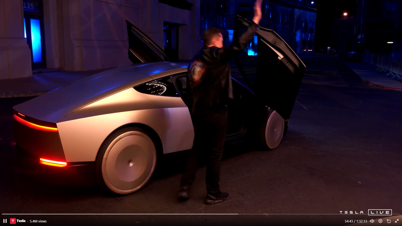 사이버캡에 오르기 전 환호에 답하는 머스크 CEO (사진=X, Tesla)