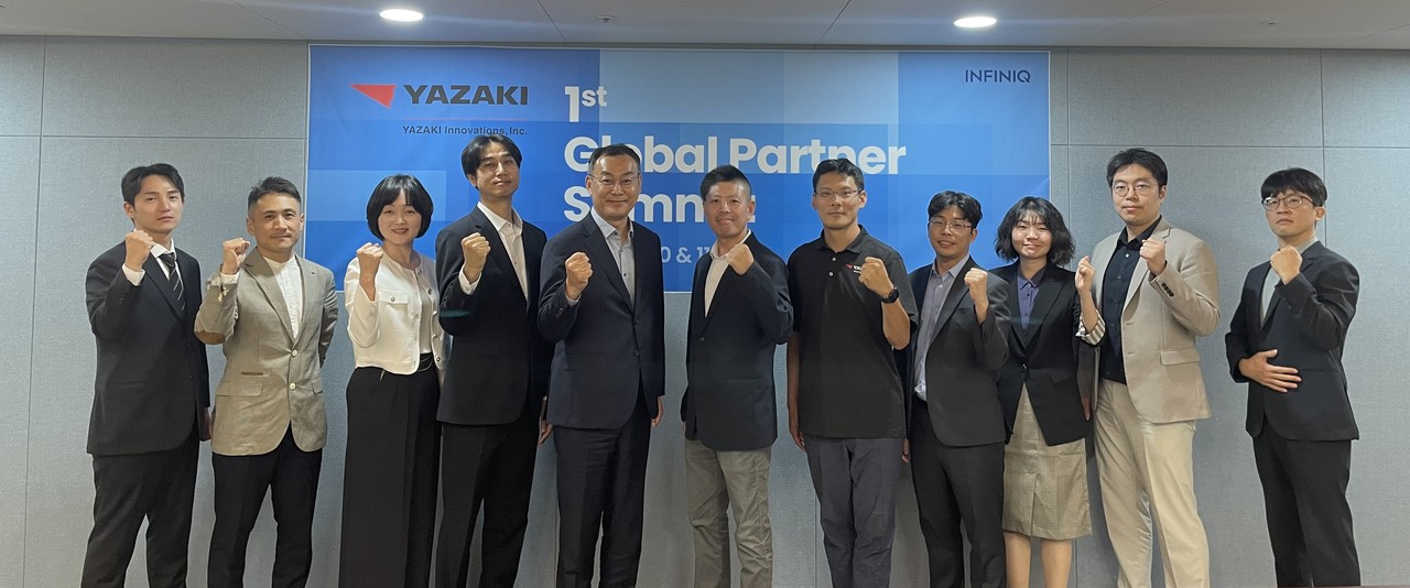 박준형 인피닉 대표(왼쪽 다섯번째)와 테츠히로 하토리 야자키 이노베이션즈 디렉터(오른쪽에서 여섯 번째)가 글로벌 파트너 서밋 행사에서 기념사진을 찍고 있다. (사진=인피닉)