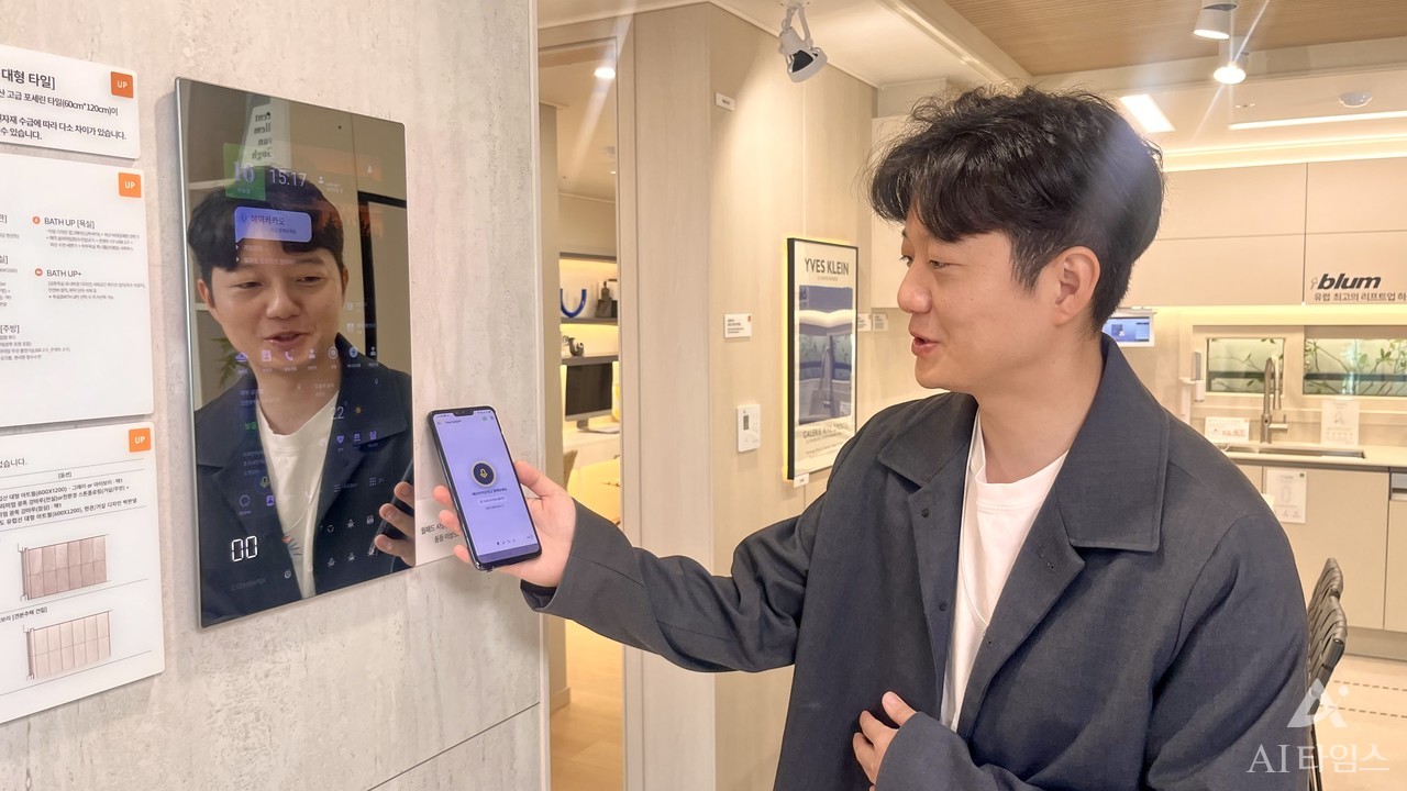 권영진 디케이테크인 커넥트 사업관리팀 차장이 두산 위브 더센트럴 부평 모델하우스 내 월패드로 카카오홈 서비스를 시연하고 있다.