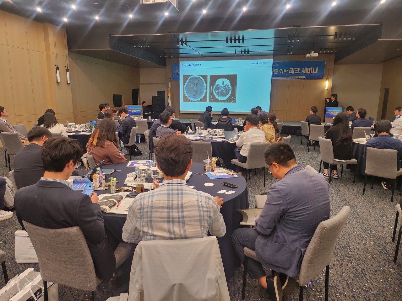 16일 광주 라마다플라자 충장호텔에서 열린 ‘K-Health AI 안심구역 테크세미나’에서 AI 헬스케어 기업이 헬스케어 데이터 활용 전략에 대해 발표하고 있다. (사진=인공지능산업융합사업단)