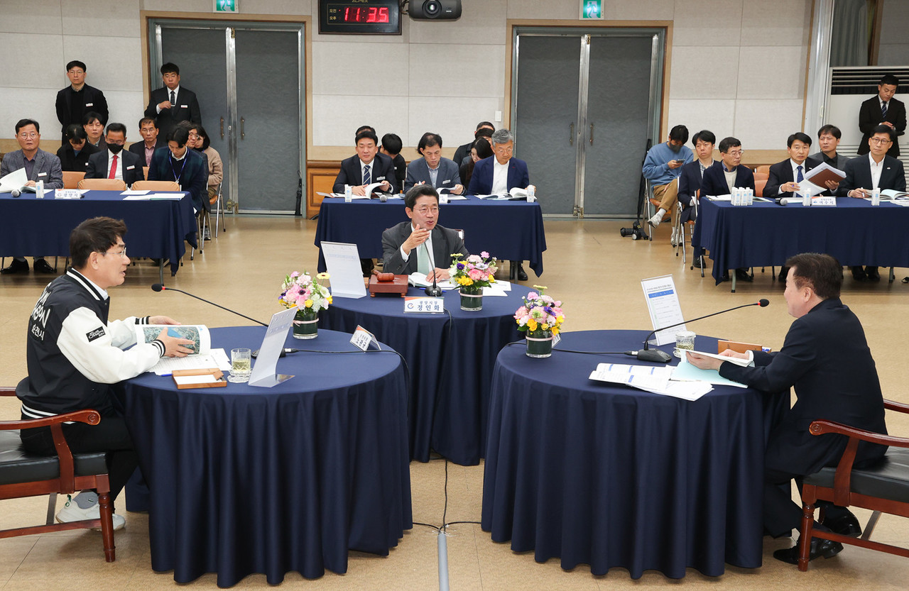 17일 순천, 여수, 광양시가 전남 동부권 지자체 간 연대로 인구감소 위기를 극복하기 위한 대응책을 마련 협력키로 했다. 사진 앞줄 왼쪽부터 노관규 순천시장, 정인화 광양시장, 정기명 여수시장.