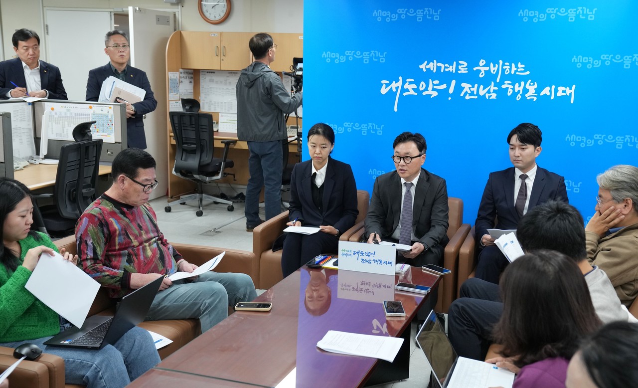 전남 국립의대 정부추천 용역사 관계자가 22일 도청 기자실에서 기자간담회를 갖고 오는 10월 28일까지 '통합합의서를 제출하라'고 요구했다.