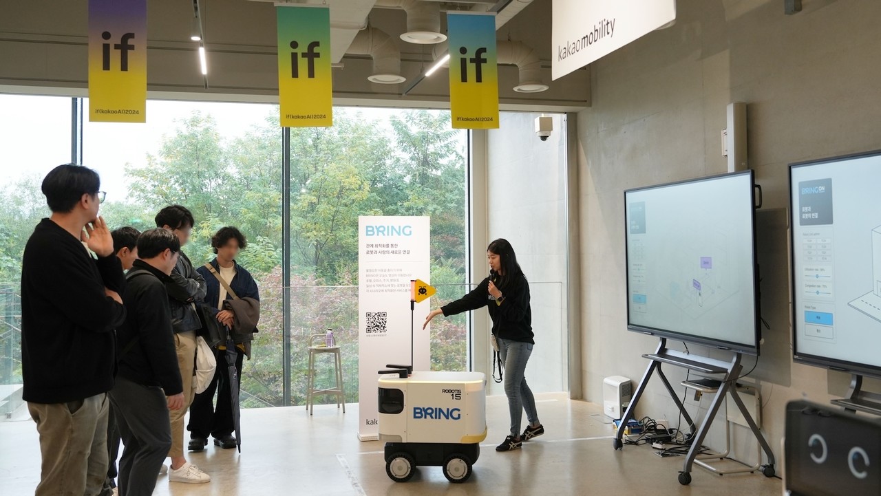 22일 개막한 ‘if(kakaoAI)2024’ 행사에서 카카오모빌리티 관계자가 로봇 배송 서비스 ‘브링(BRING)’에 대해 관람객들에게 설명하고 있다. (사진=카카오모빌리티)