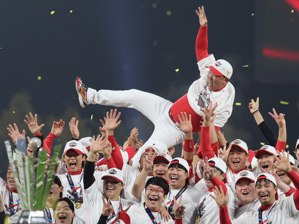 기아타이거즈 선수들이 이범호 감독을 헹가래 치고 있다. (연합뉴스)