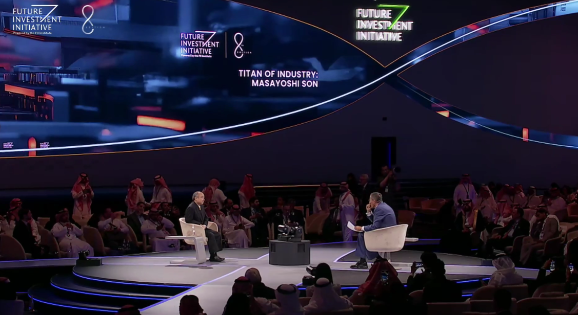 FII에서 토론 중인 손정의 회장(왼쪽) (사진=FII INSTITUTE TV)